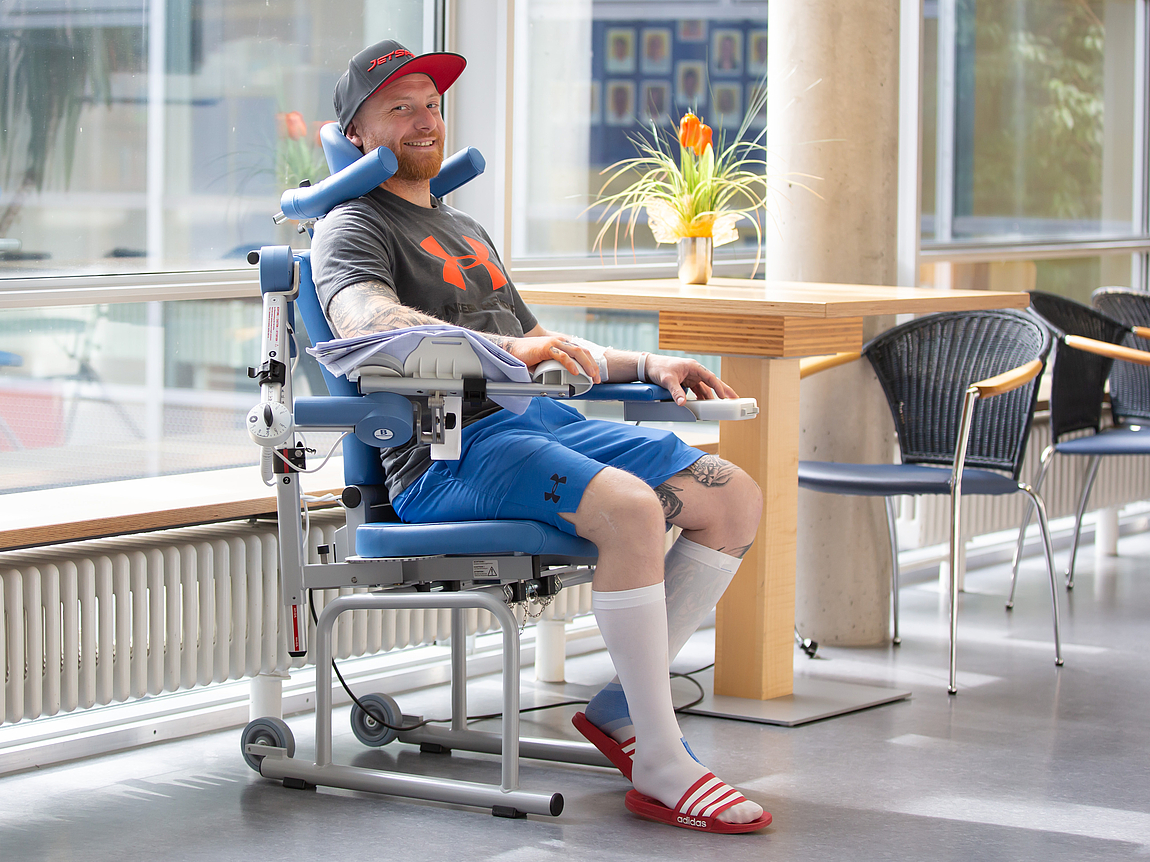 Patient nach Operation Patient im Rollstuhl